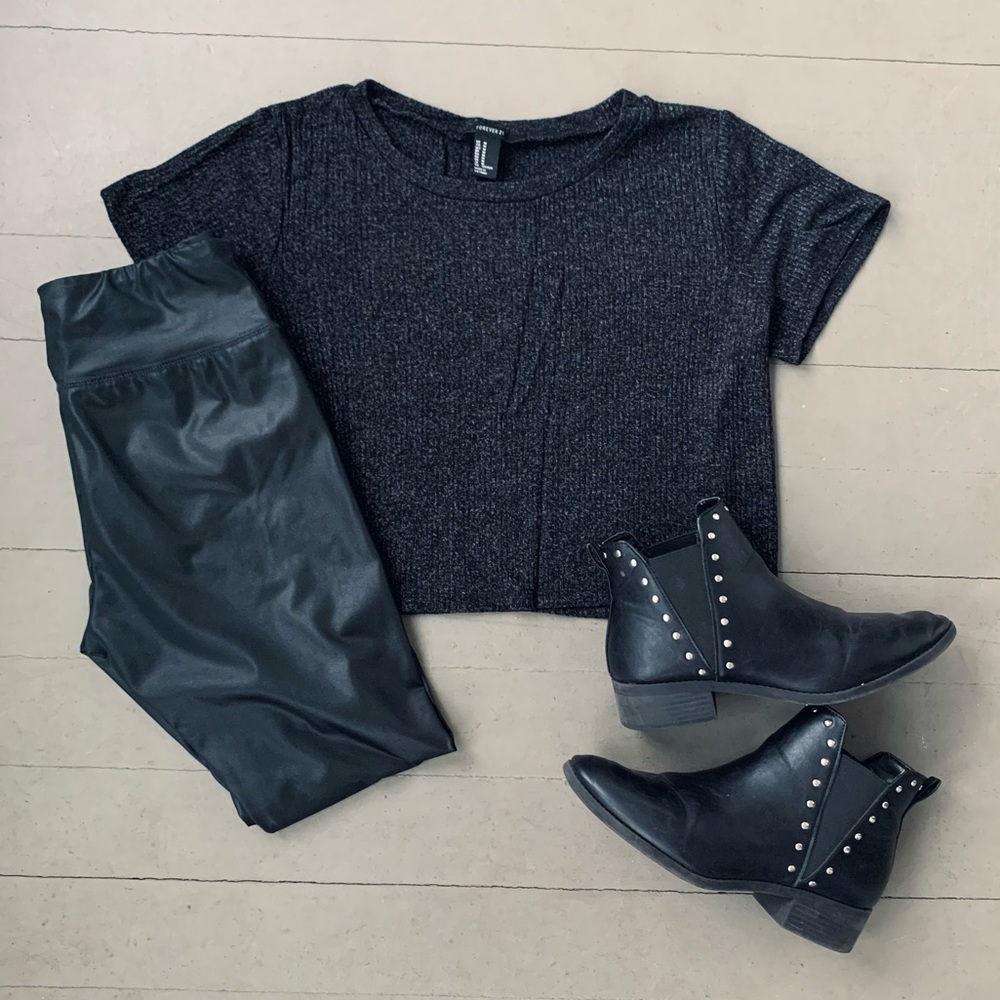 STORE CLOSING FINAL SALE ✨ Forever 21 Black Crop Top Tee